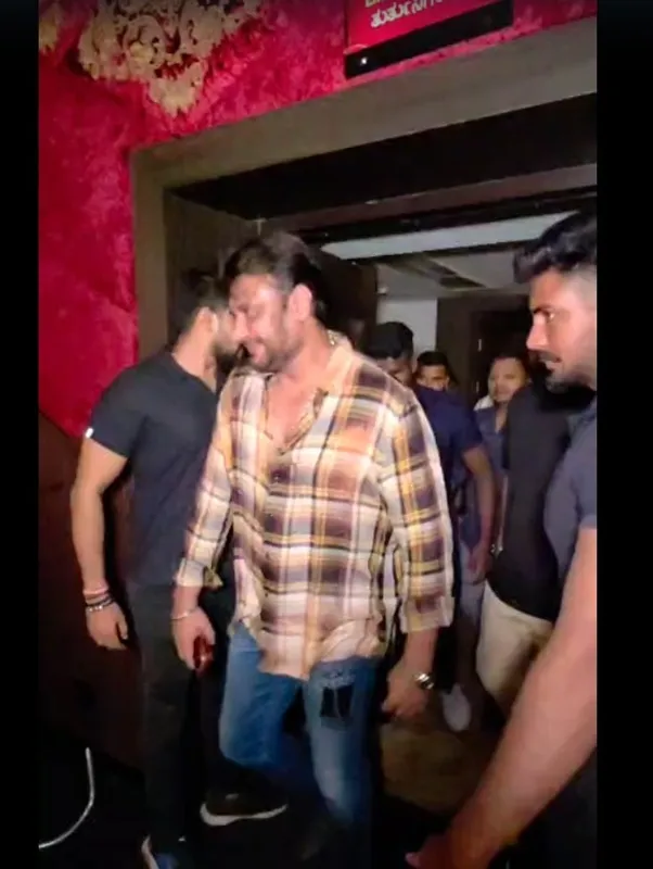 Darshan Court Skip Kiya, Phir Movie Premiere Mein?