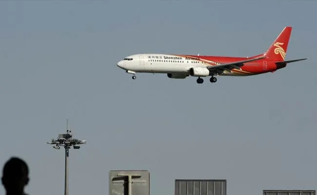 Flight mein ladhai!  Attendant ko kaat liya gaya!