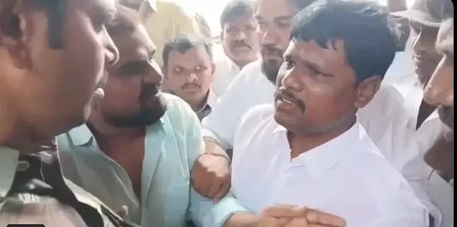 Wah Bhai Wah! 😲 Mantri ke Aide ne Police ko Maara Thappad