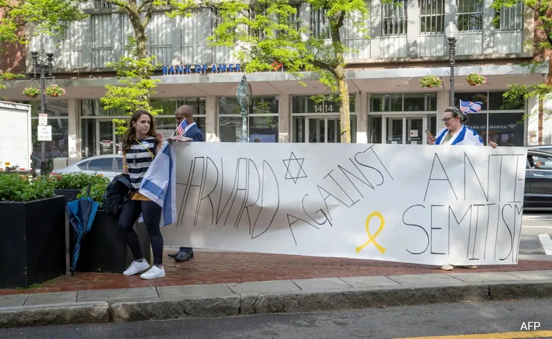 Trump Ne Anti-Semitism Grants Pe Kyun Lagaya Rok?