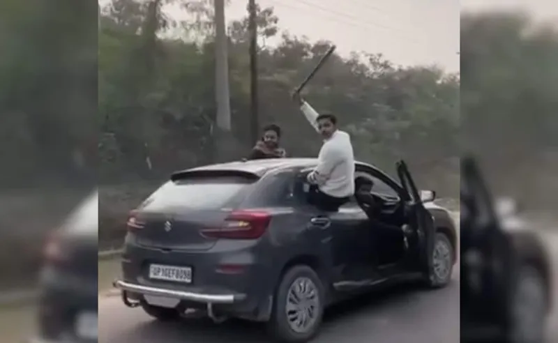 Greater Noida: College ke Bahar Cars ke Khatarnak Stunt, Video Viral!