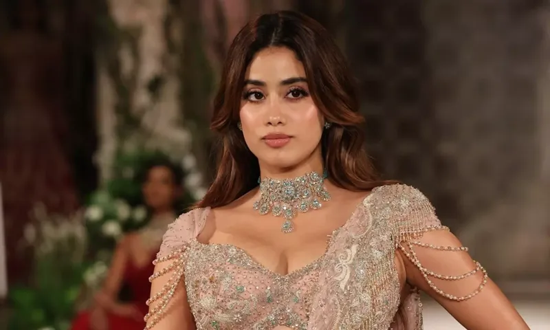 Janhvi Kapoor ka Pink Lehenga Look Viral! 🔥