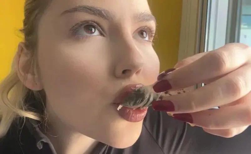 Chai Patti Khaana?  20 Saal Ki Ladki Ka  Viral Secret!