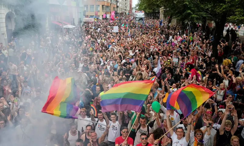 LGBTQ+ Par Hamle Badhe! Berlin Mein Kya Ho Raha Hai?