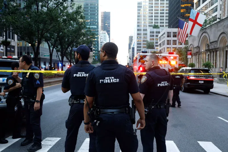 New York: Office mein shooting, police officer bhi mare!