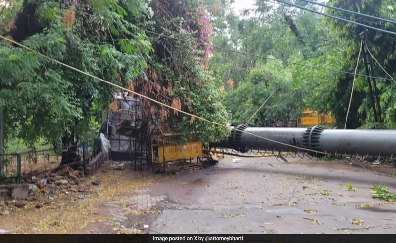 Delhi: Tez Hawa Se 100 Feet Ka Tower Gira! :O