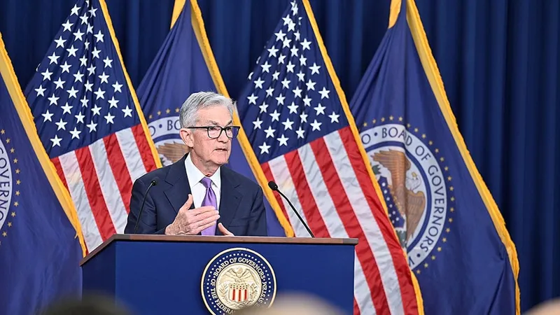 US Fed Holds Rates Amidst Economic Uncertainty