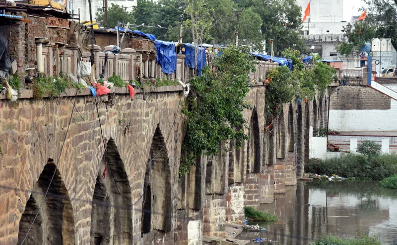 Hyderabad ka Puranapul Toot Raha Hai! Kya Bach Payega?