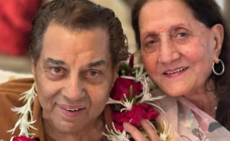 Aww! Bobby Deol ne Maa-Papa ko wish ki Happy Anniversary!