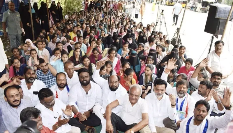 Scholarship ke liye Hyderabad mein hungama! Students pareshaan 🔥