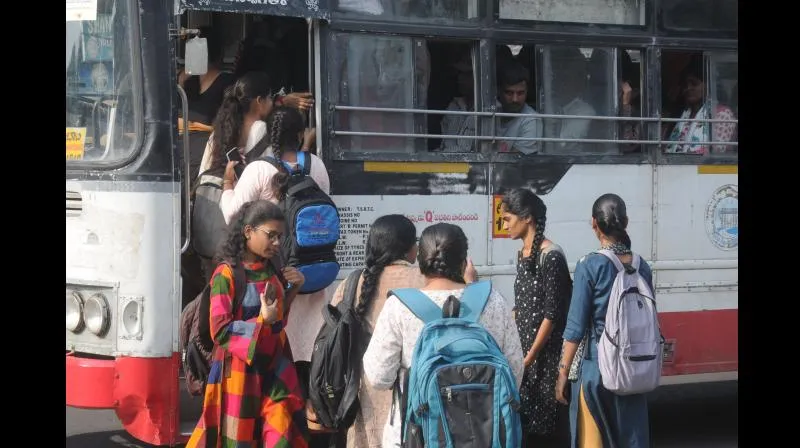 Free Bus: Girls ne Mangi Special Bus, Sarkar Sunegi?