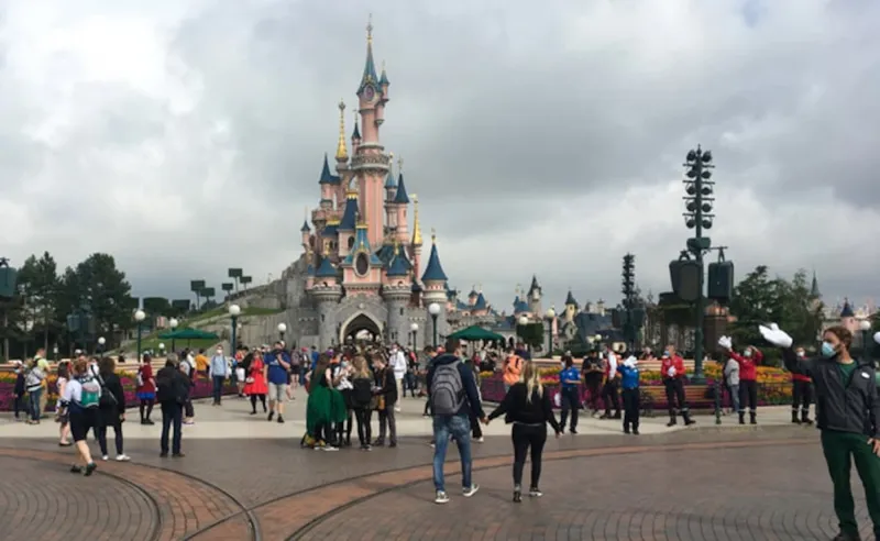 Disneyland Paris Mein Fake Wedding?! Police Ne Pakda!