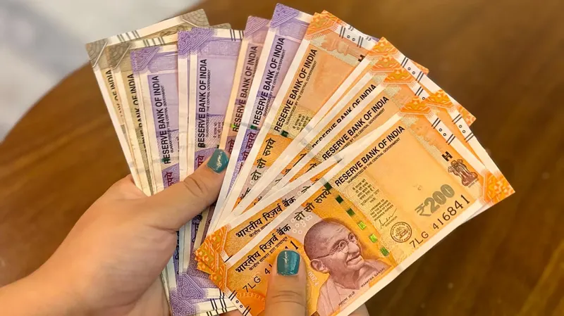 Rupee ne maari chhalang! Dollar hua kamzor