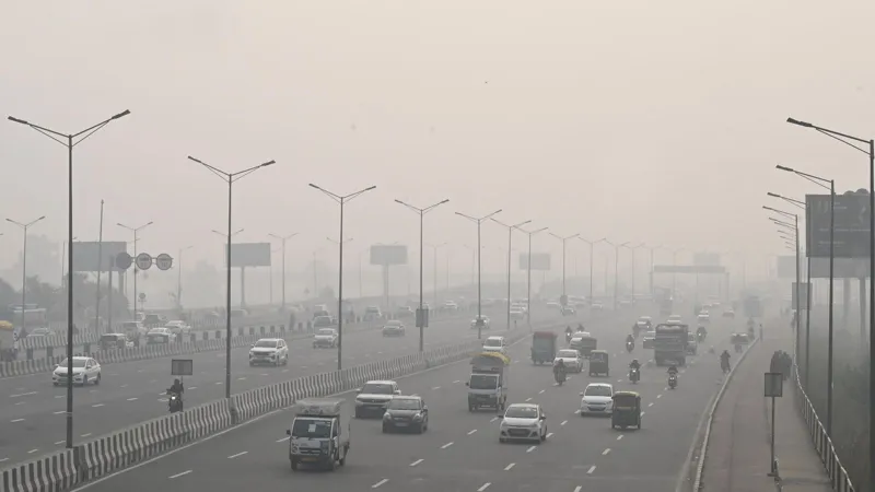 Delhi’s Unpredictable Weather: Rain, Fog, and Social Media Frenzy