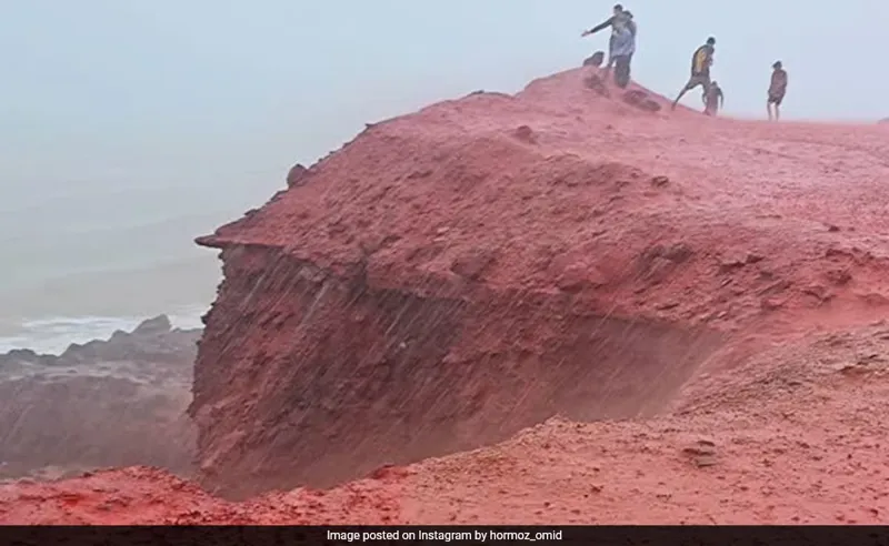 Laal Samundar? Iran ke beach ka kamaal!