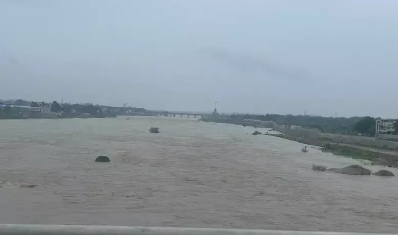 Khammam mein Baadh: NDRF Ne Bachai 5 Logon Ki Jaan!