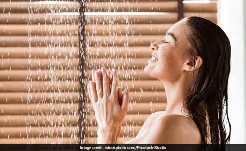Neend Nahi Aa Rahi? Sone Se Pehle Lo Ek Garam Shower!