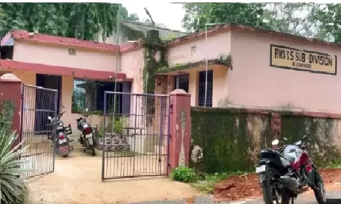 Shocking! Odisha Engineer Ko Paani Ki Jagah Pilaya Urine?